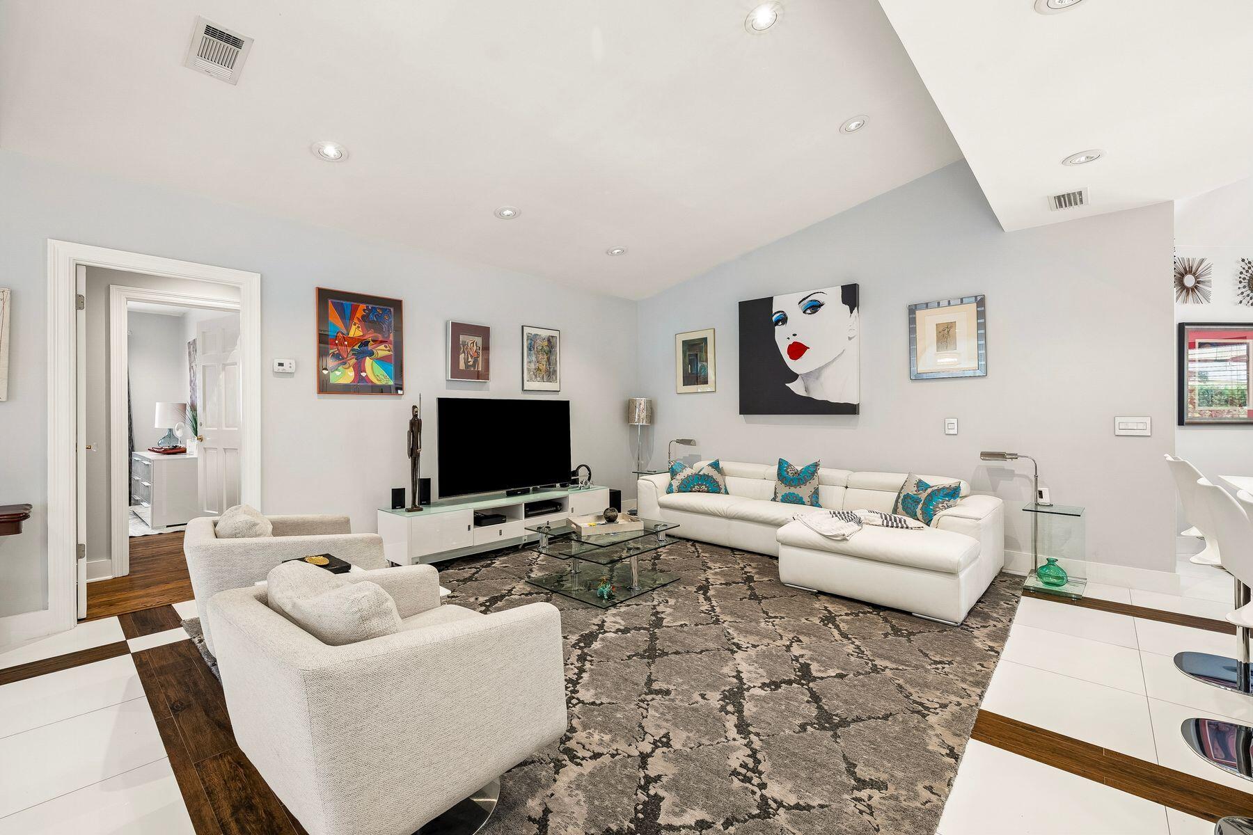 145 W Country Club Drive
