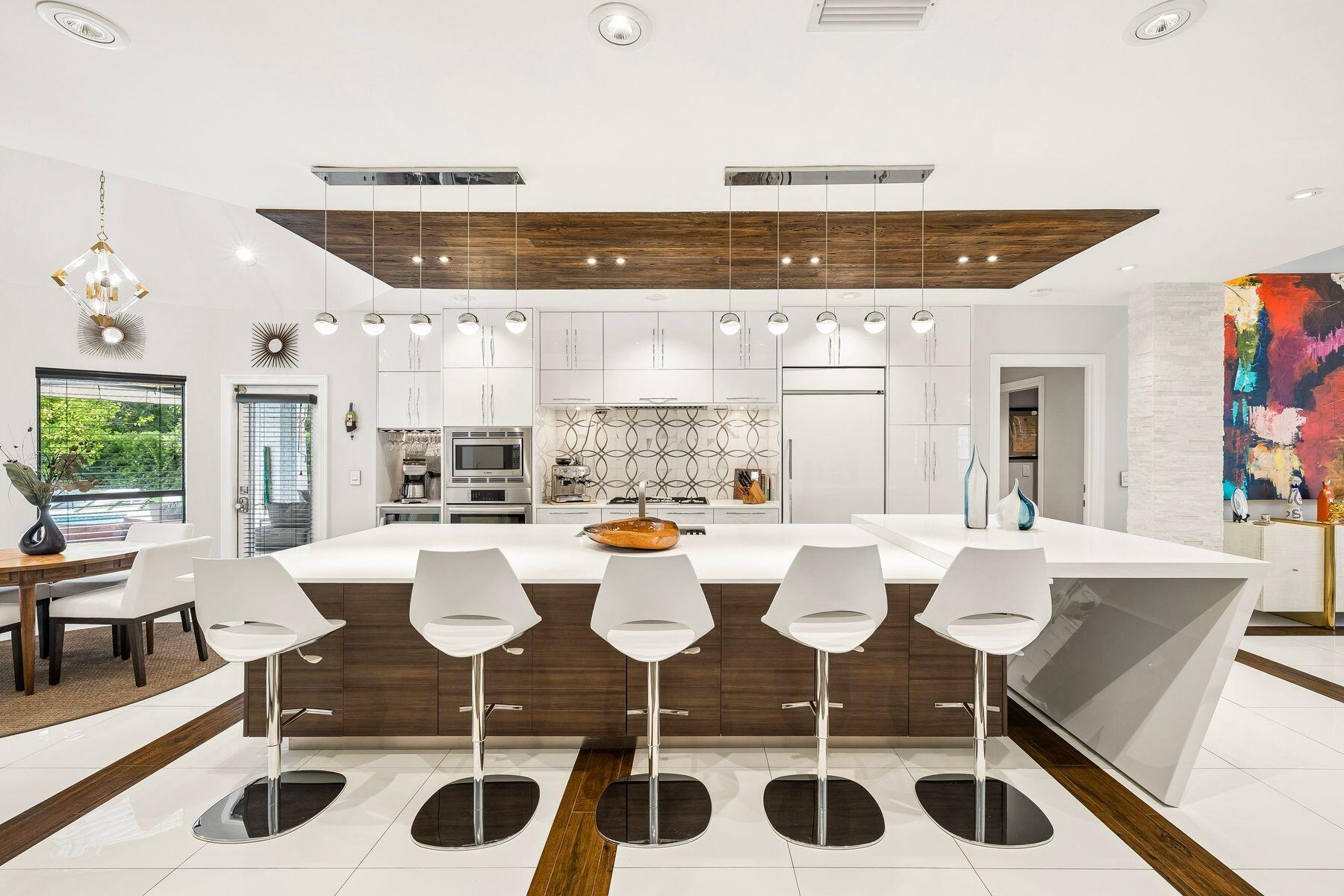 145 W Country Club Drive