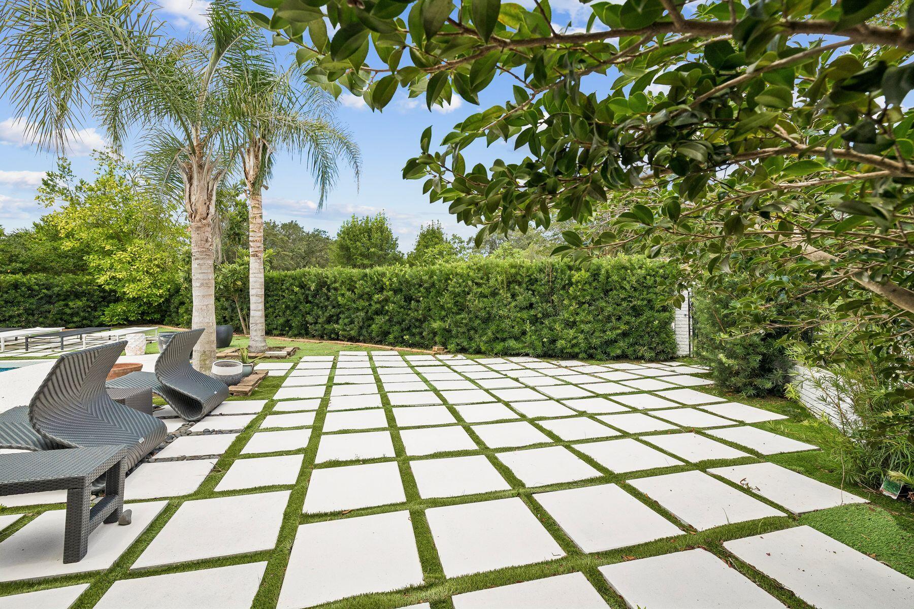 145 W Country Club Drive