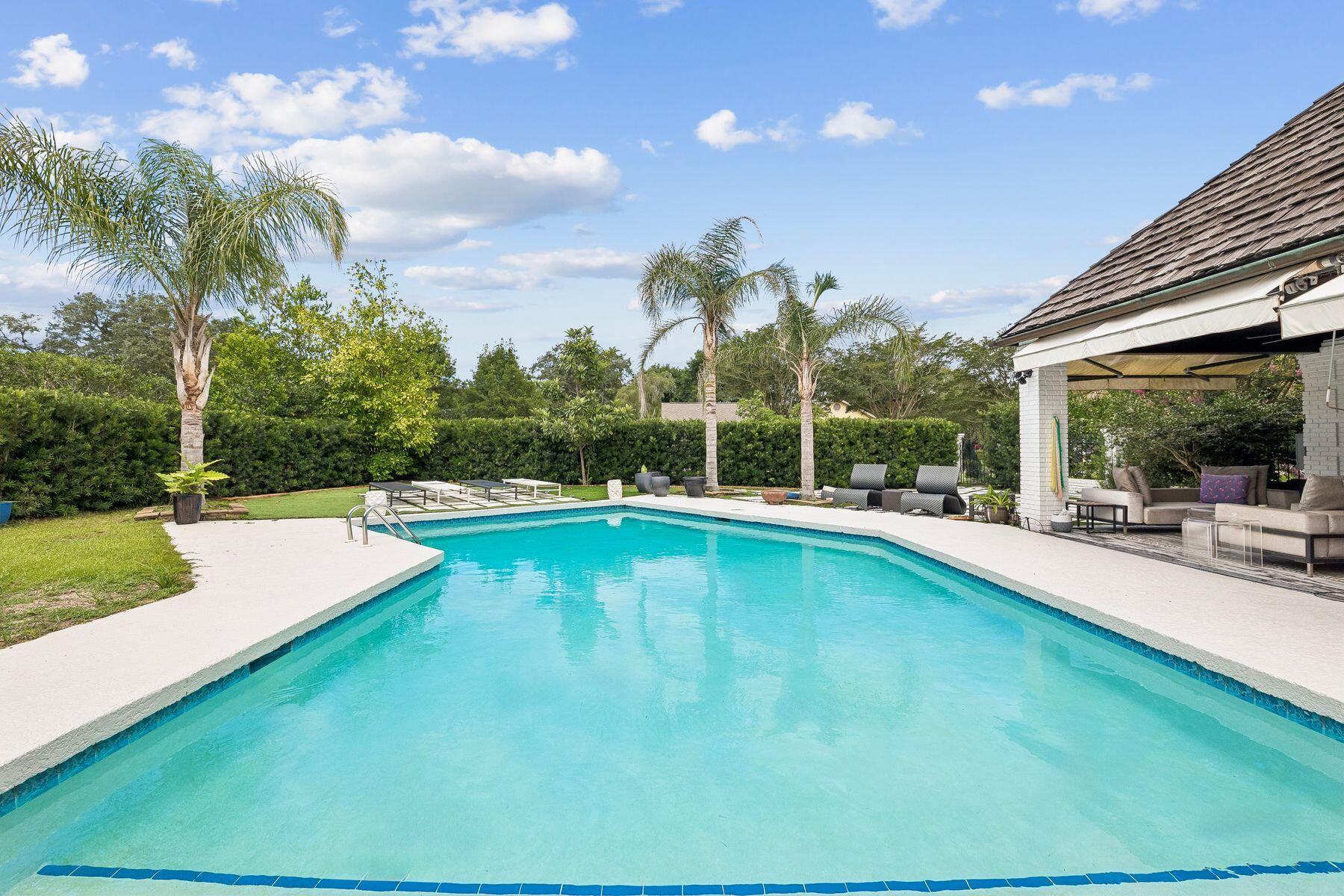 145 W Country Club Drive