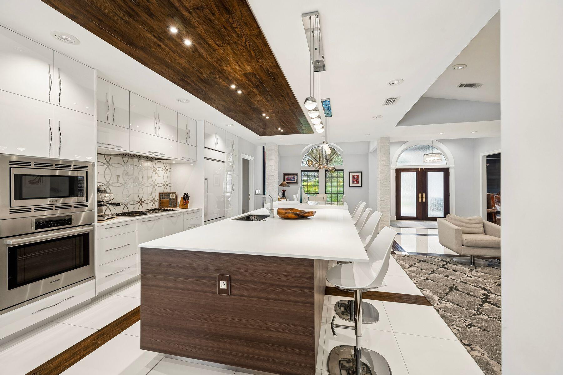 145 W Country Club Drive