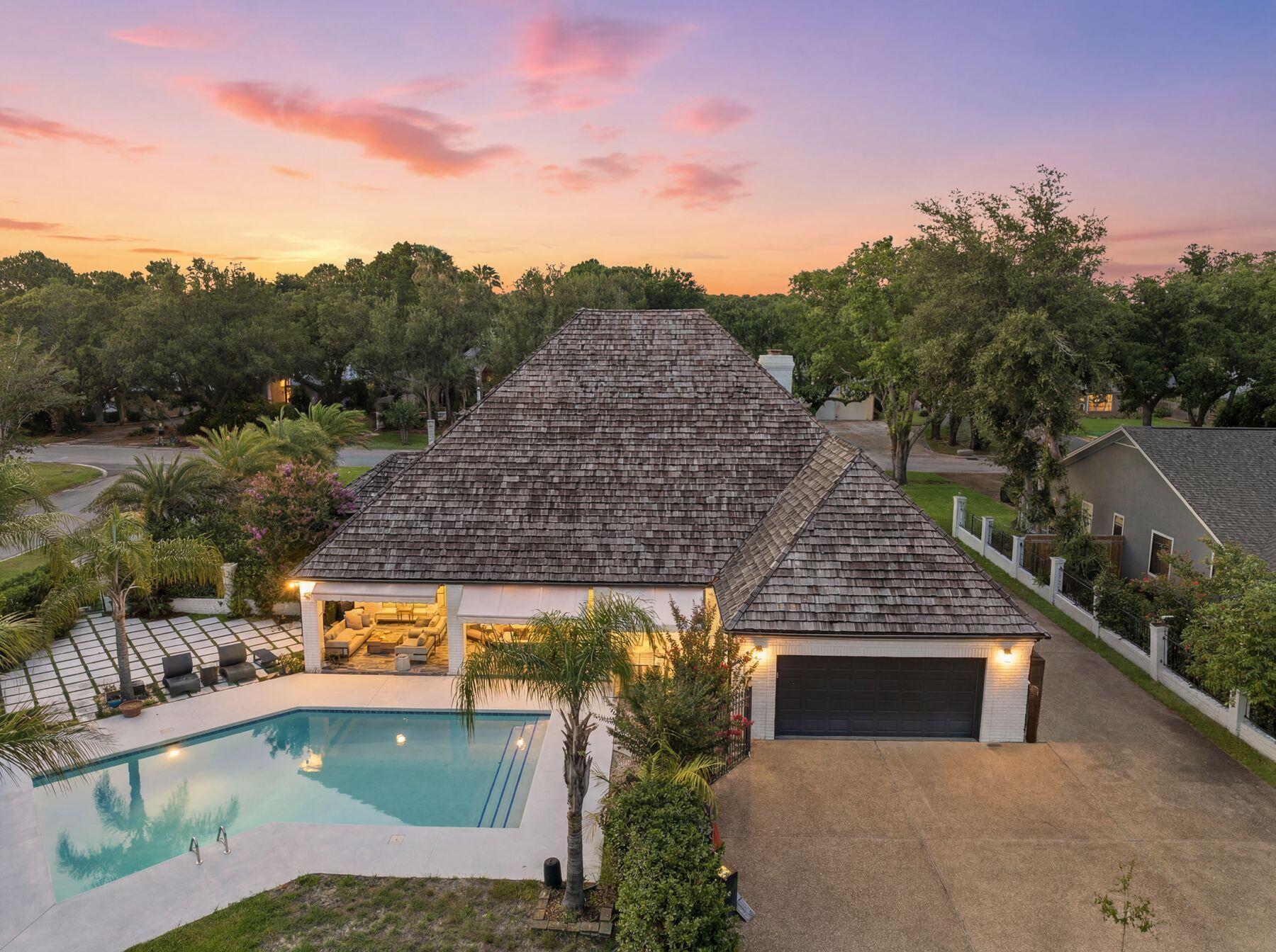 145 W Country Club Drive