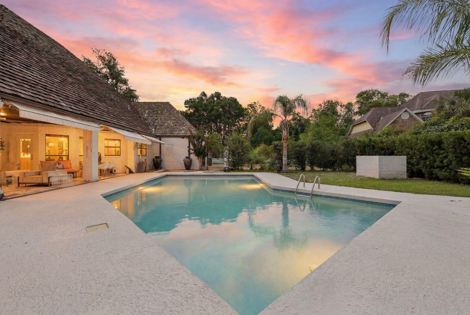 145 W Country Club Drive