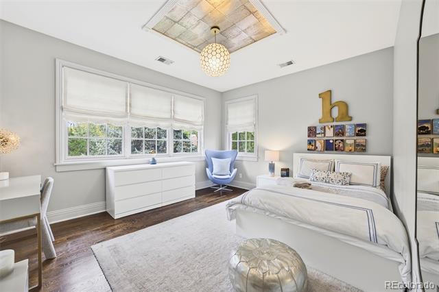 1 S Jasmine Street