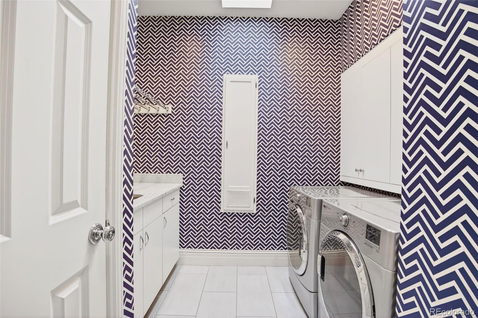 1 S Jasmine Street