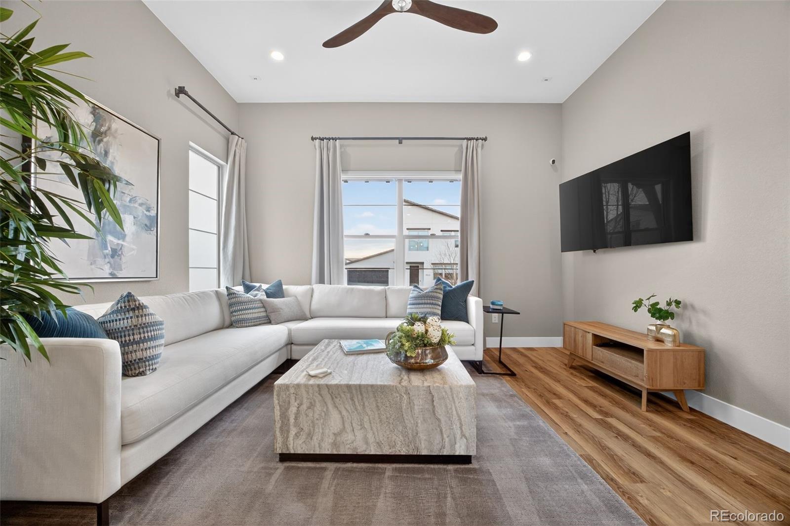 15527 W La Salle Place