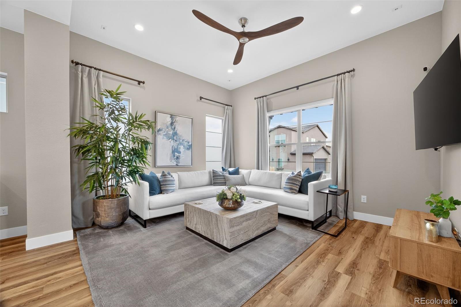 15527 W La Salle Place