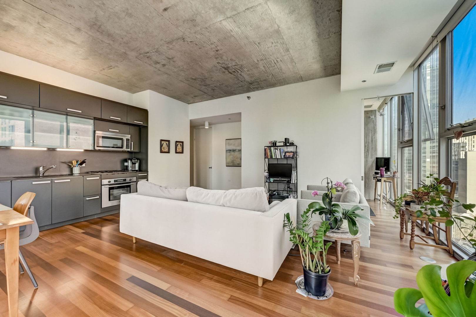 550 N St Clair Street Unit: 1404