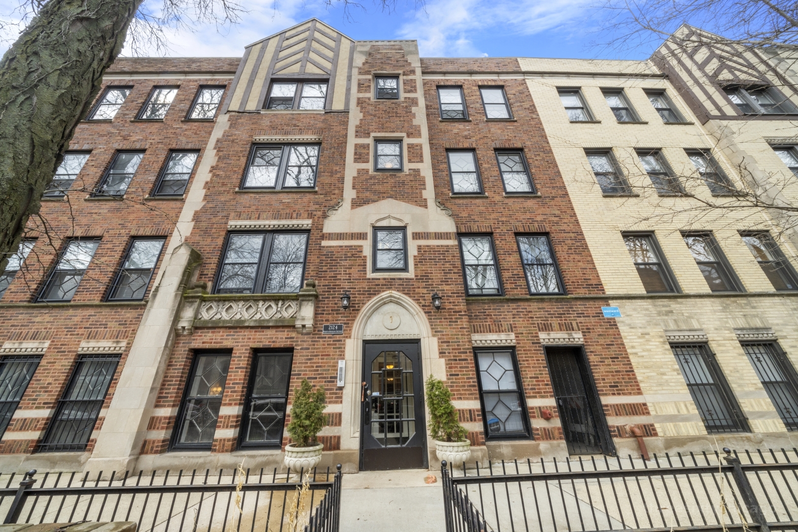 2124 N Hudson Avenue Unit: 104
