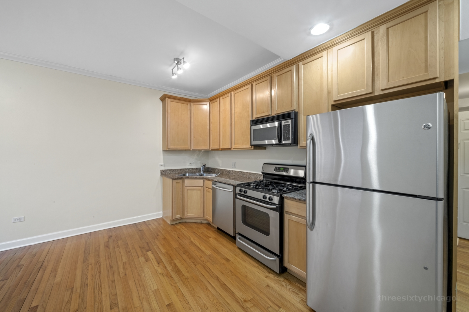 2124 N Hudson Avenue Unit: 104