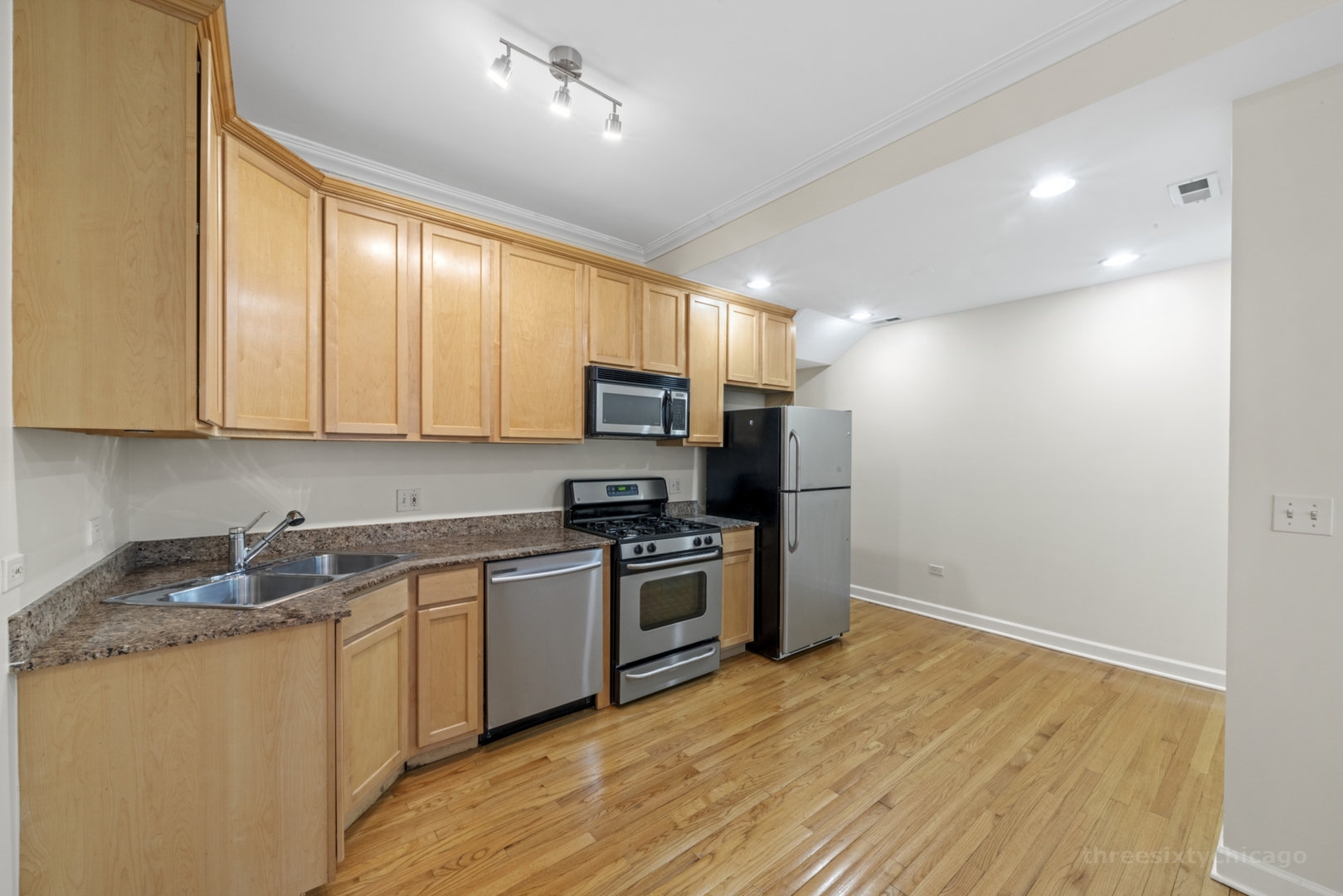 2124 N Hudson Avenue Unit: 104