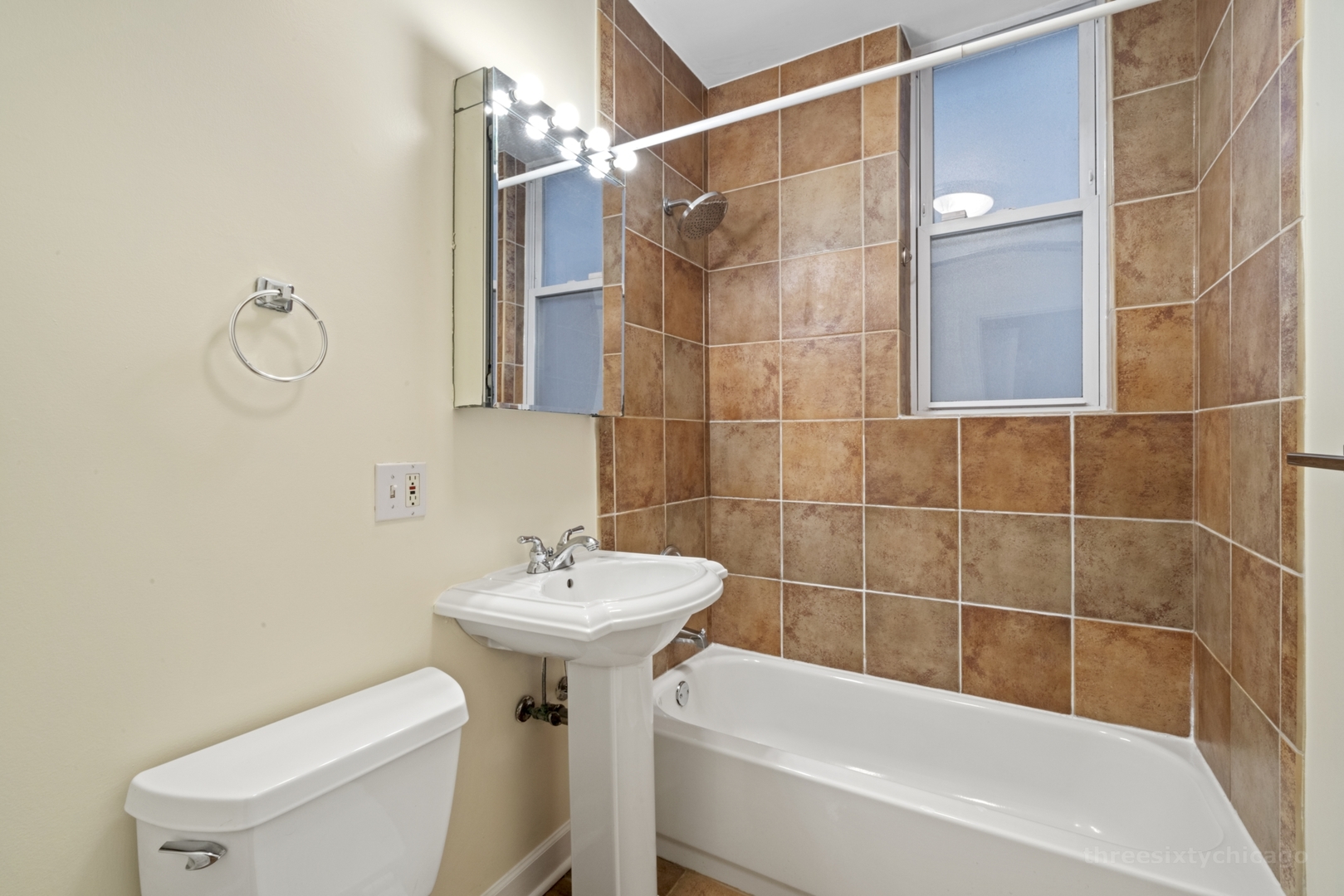 2124 N Hudson Avenue Unit: 104