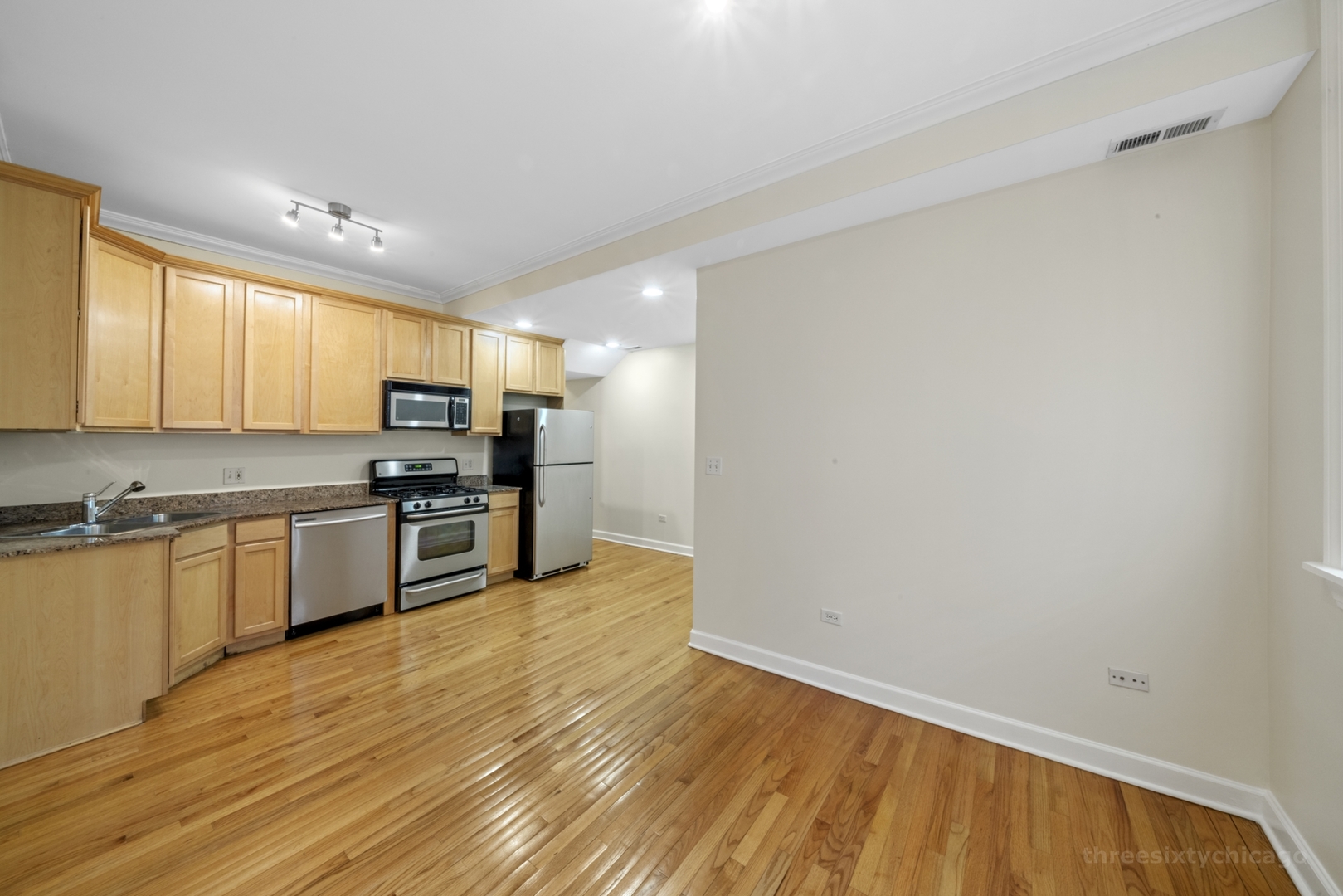 2124 N Hudson Avenue Unit: 104