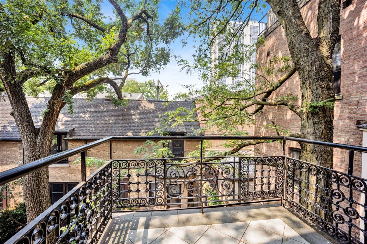 1224 N Dearborn Street Unit: 2R