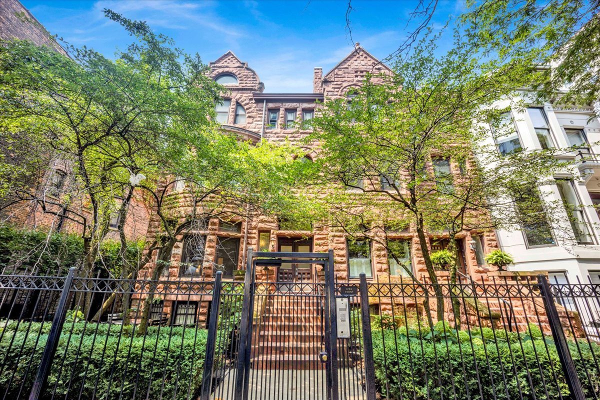 1224 N Dearborn Street Unit: 2R