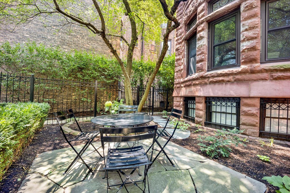 1224 N Dearborn Street Unit: 2R