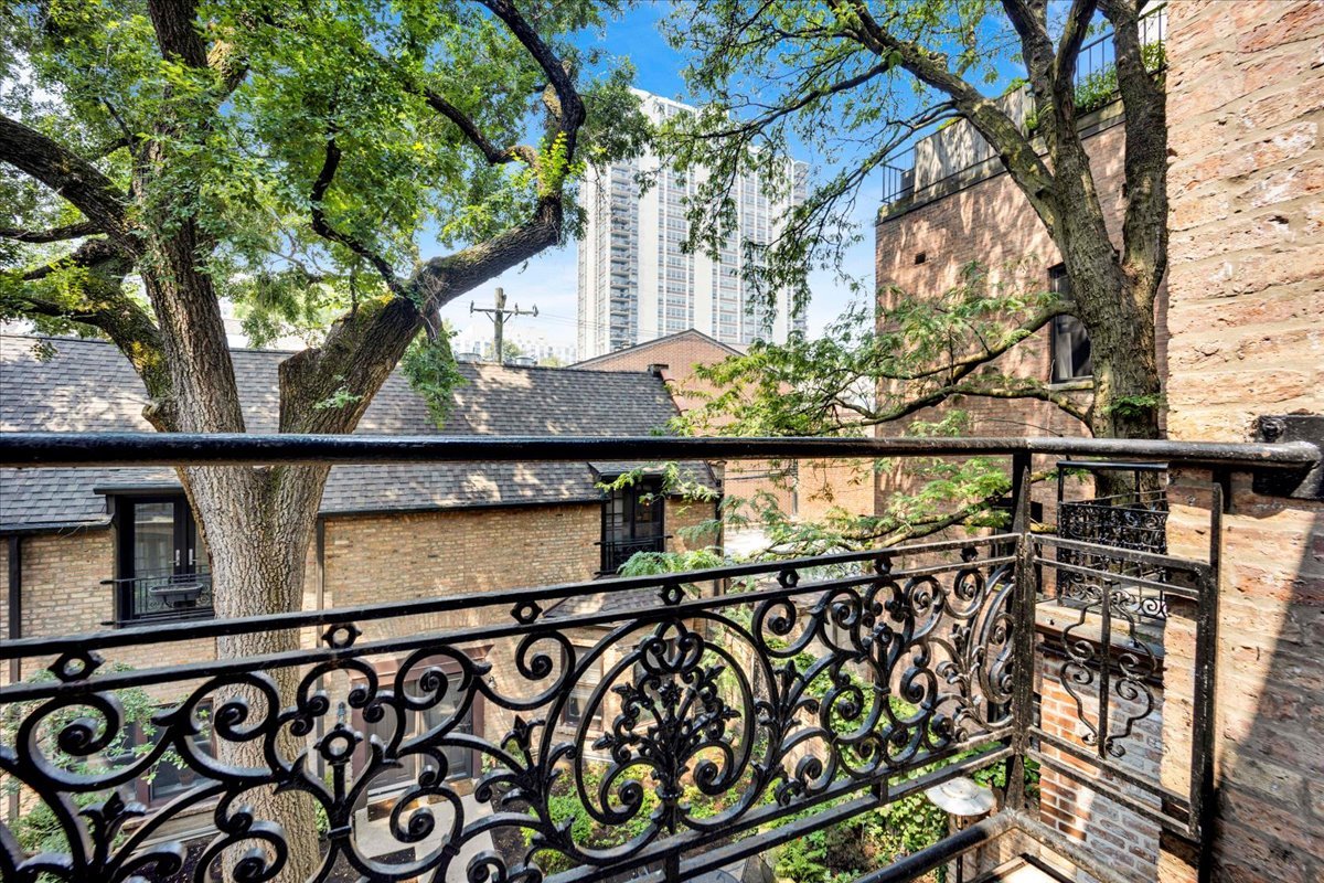 1224 N Dearborn Street Unit: 2R