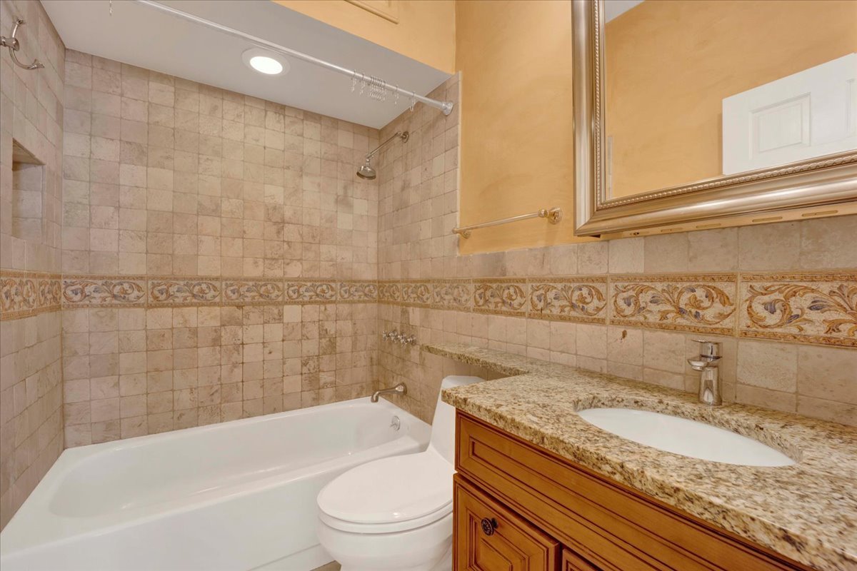 1224 N Dearborn Street Unit: 2R