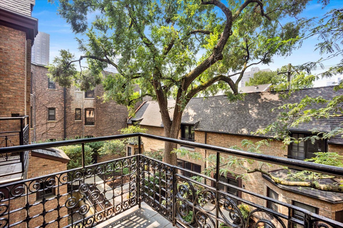 1224 N Dearborn Street Unit: 2R