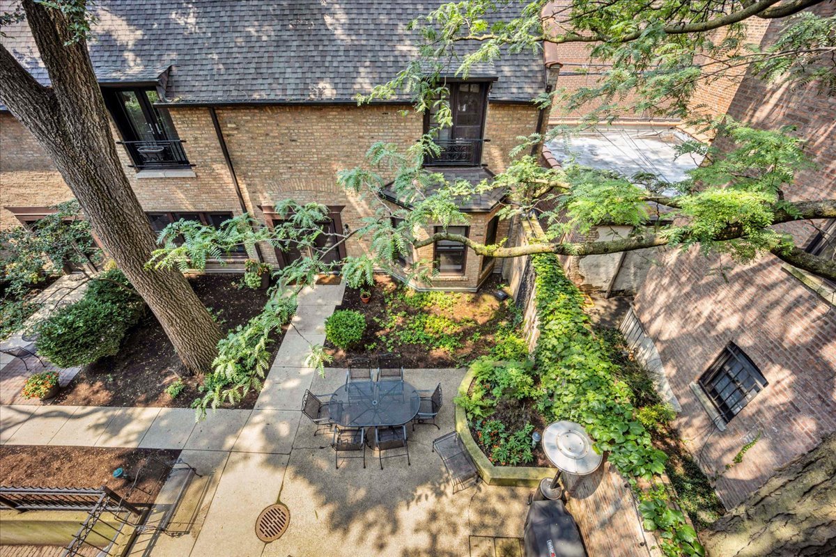 1224 N Dearborn Street Unit: 2R