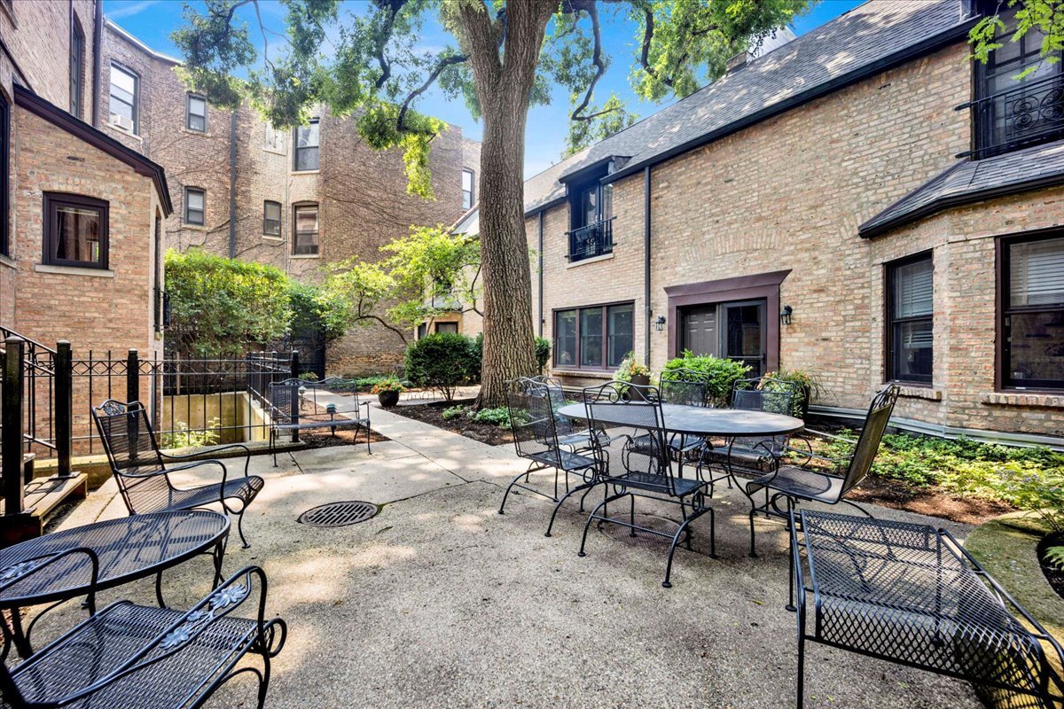 1224 N Dearborn Street Unit: 2R