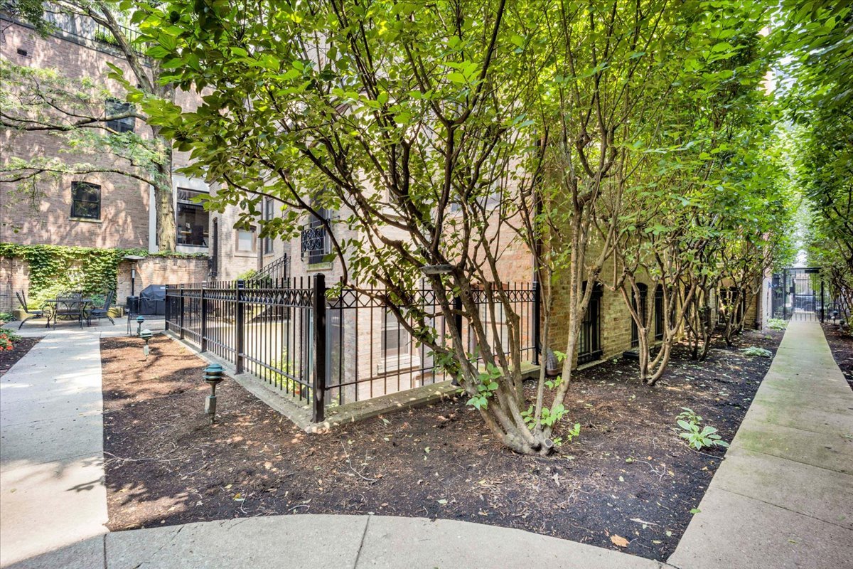 1224 N Dearborn Street Unit: 2R