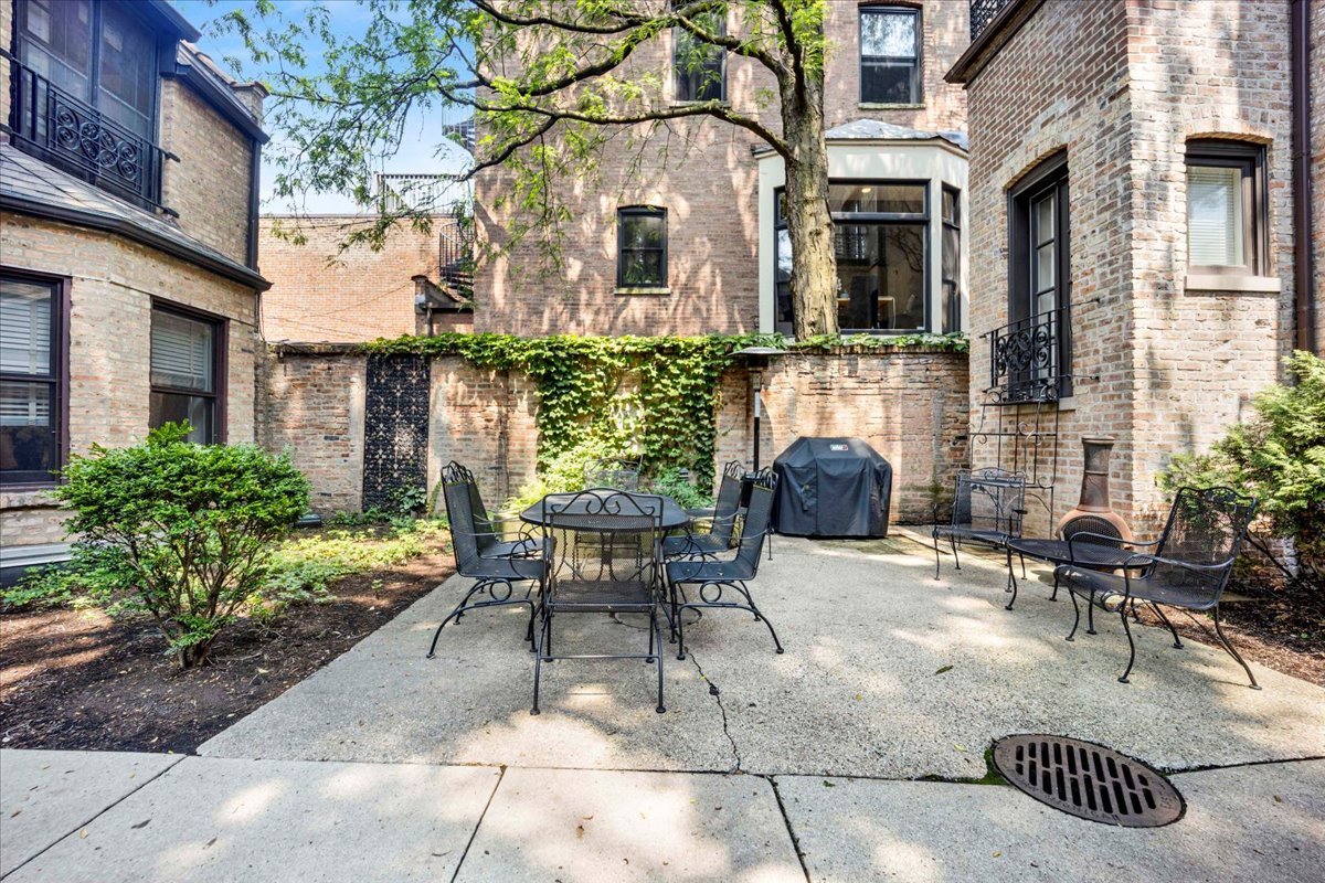 1224 N Dearborn Street Unit: 2R