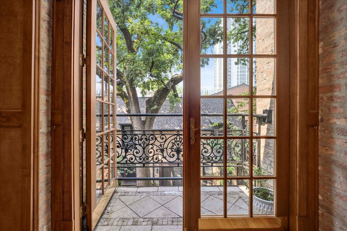 1224 N Dearborn Street Unit: 2R