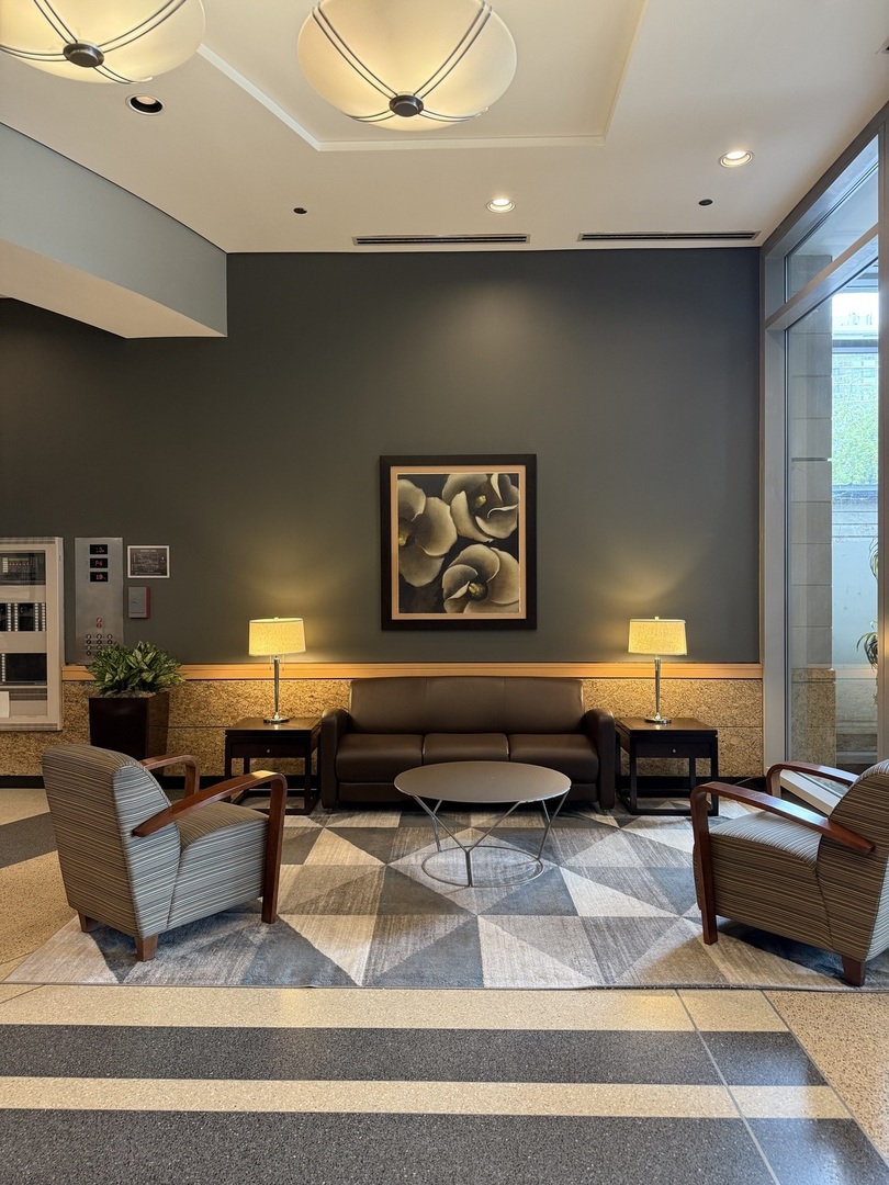 1600 S PRAIRIE Avenue Unit: 1607