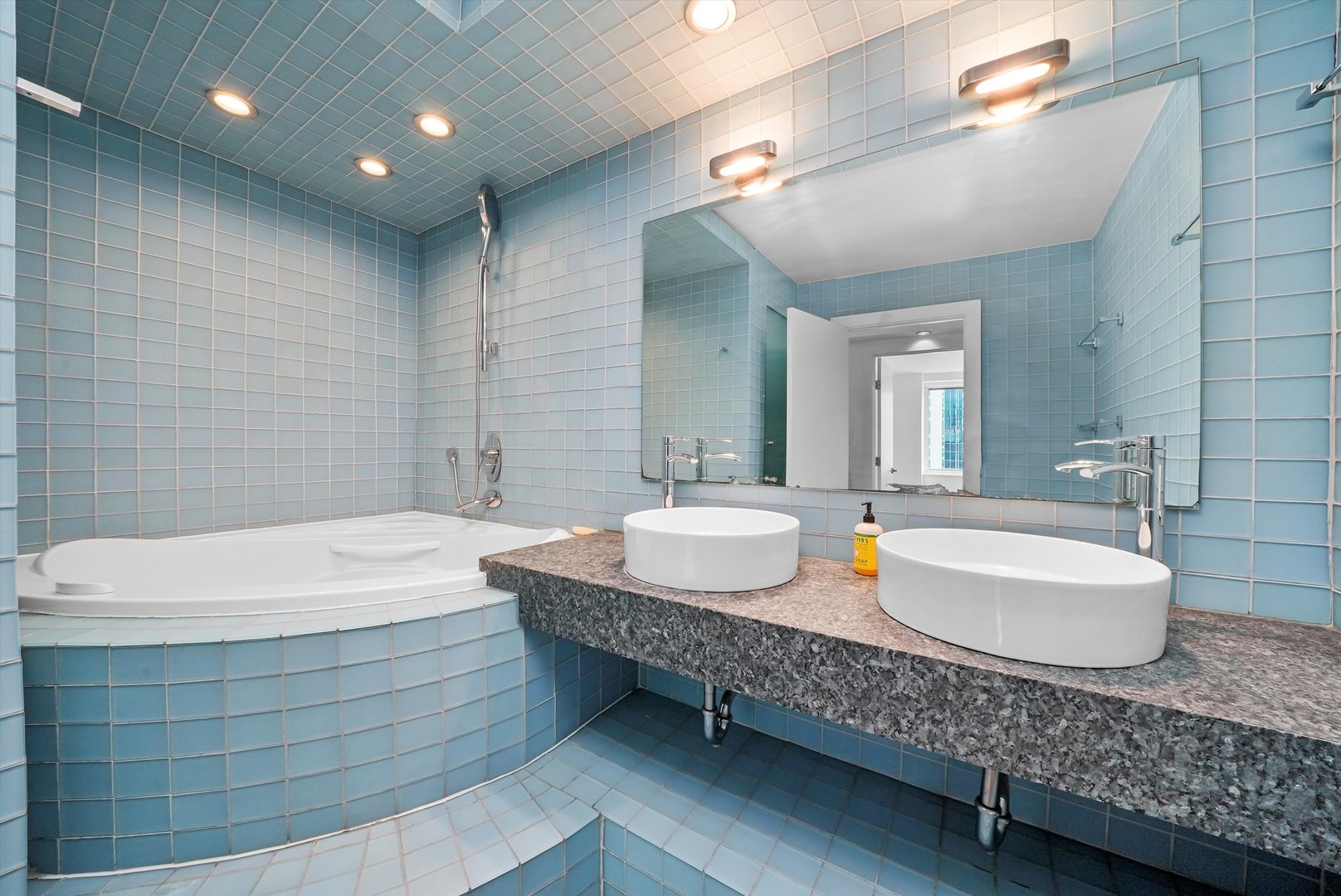 211 E Ohio Street Unit: 2707