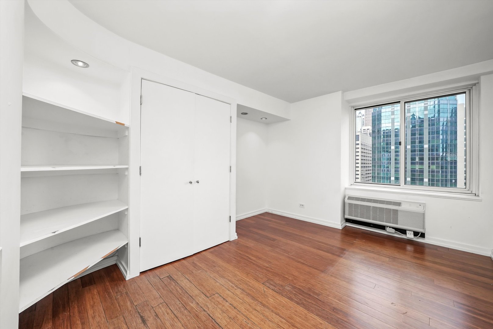 211 E Ohio Street Unit: 2707