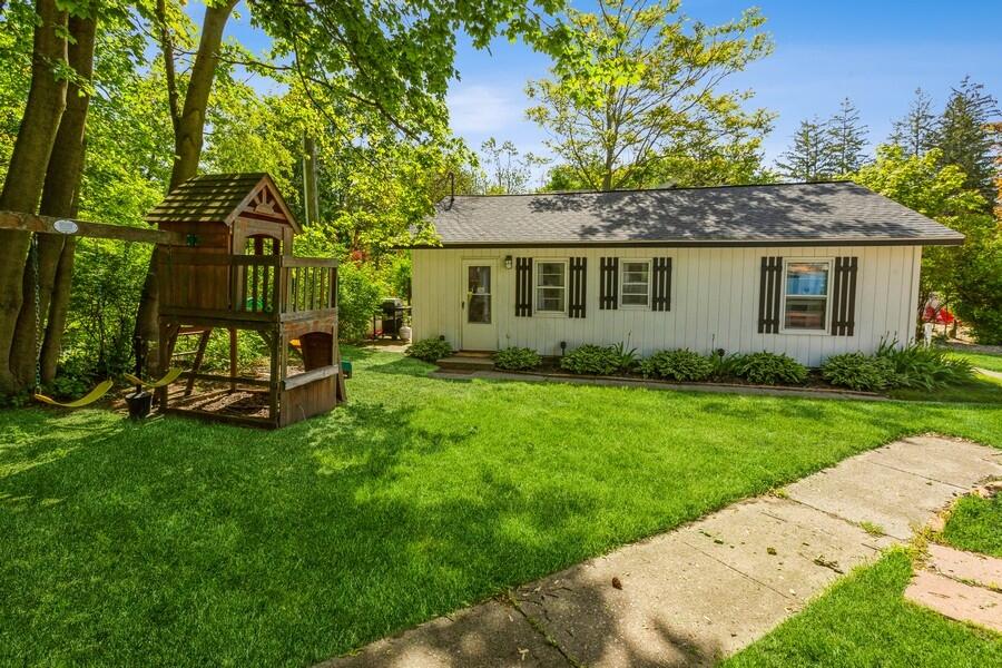 15826 Lakeshore Road, 1