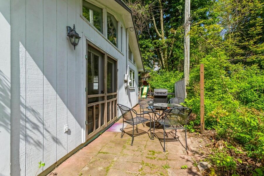 15826 Lakeshore Road, 1