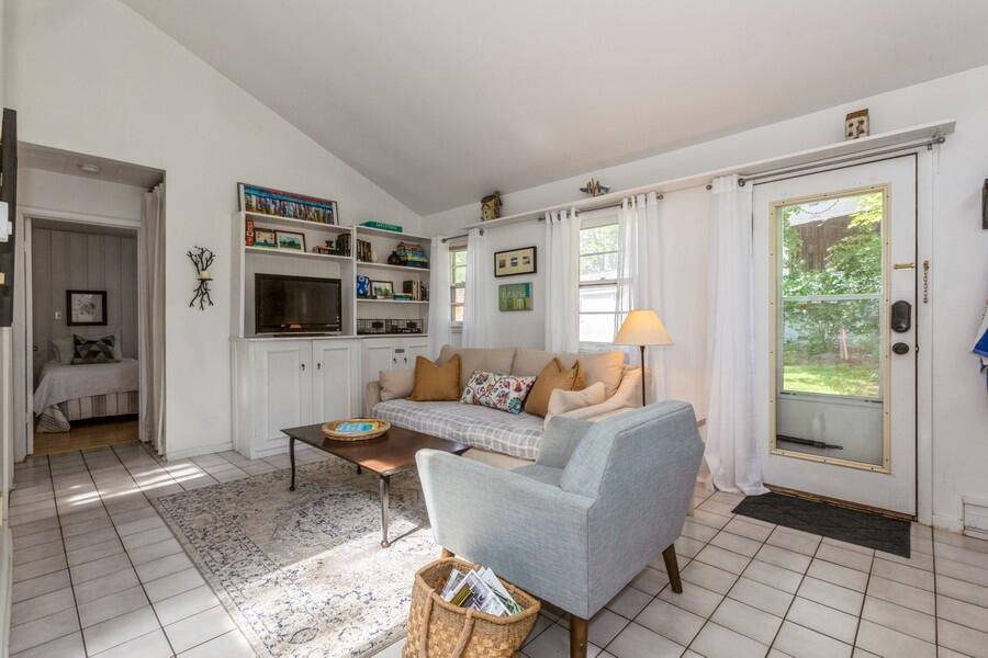 15826 Lakeshore Road, 1