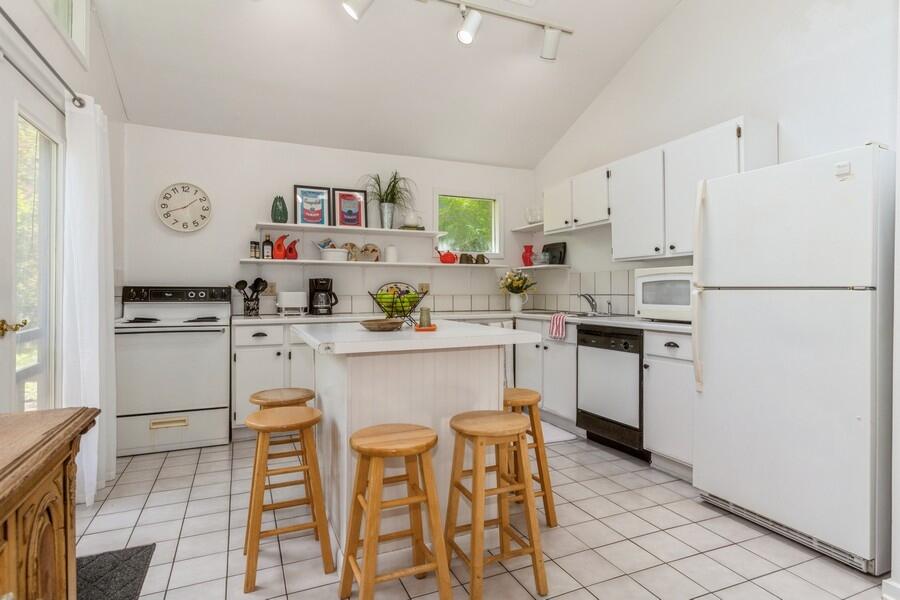 15826 Lakeshore Road, 1