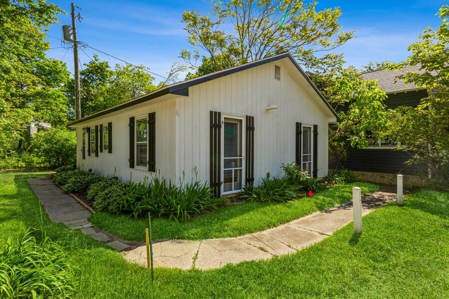 15826 Lakeshore Road, 1