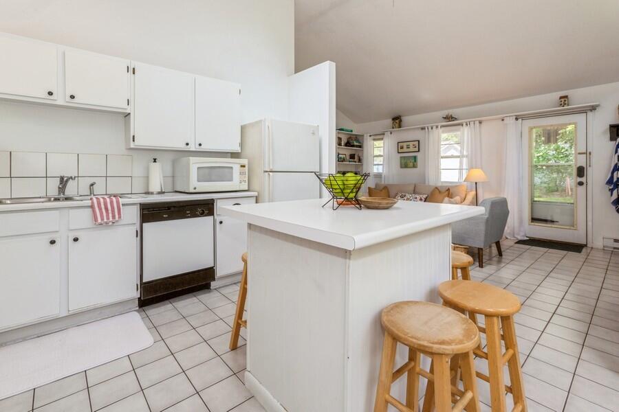 15826 Lakeshore Road, 1