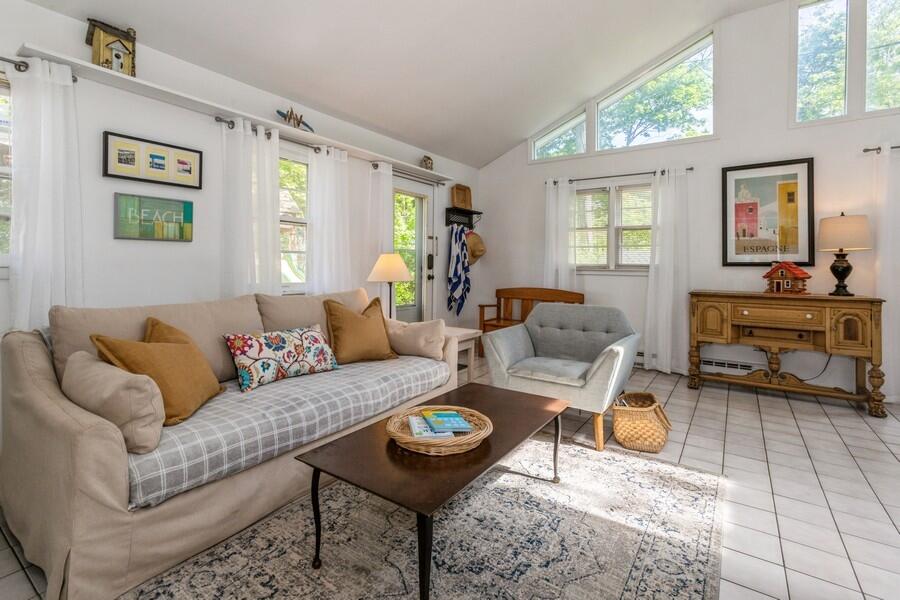 15826 Lakeshore Road, 1