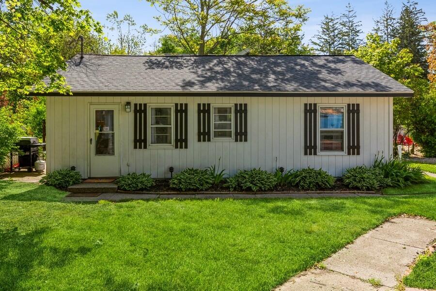15826 Lakeshore Road, 1