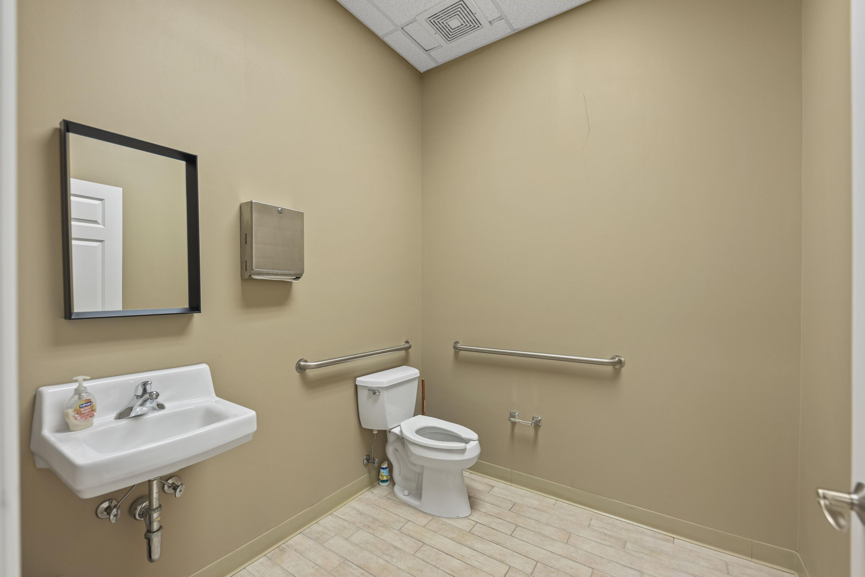 225 N Whittaker Street, 4