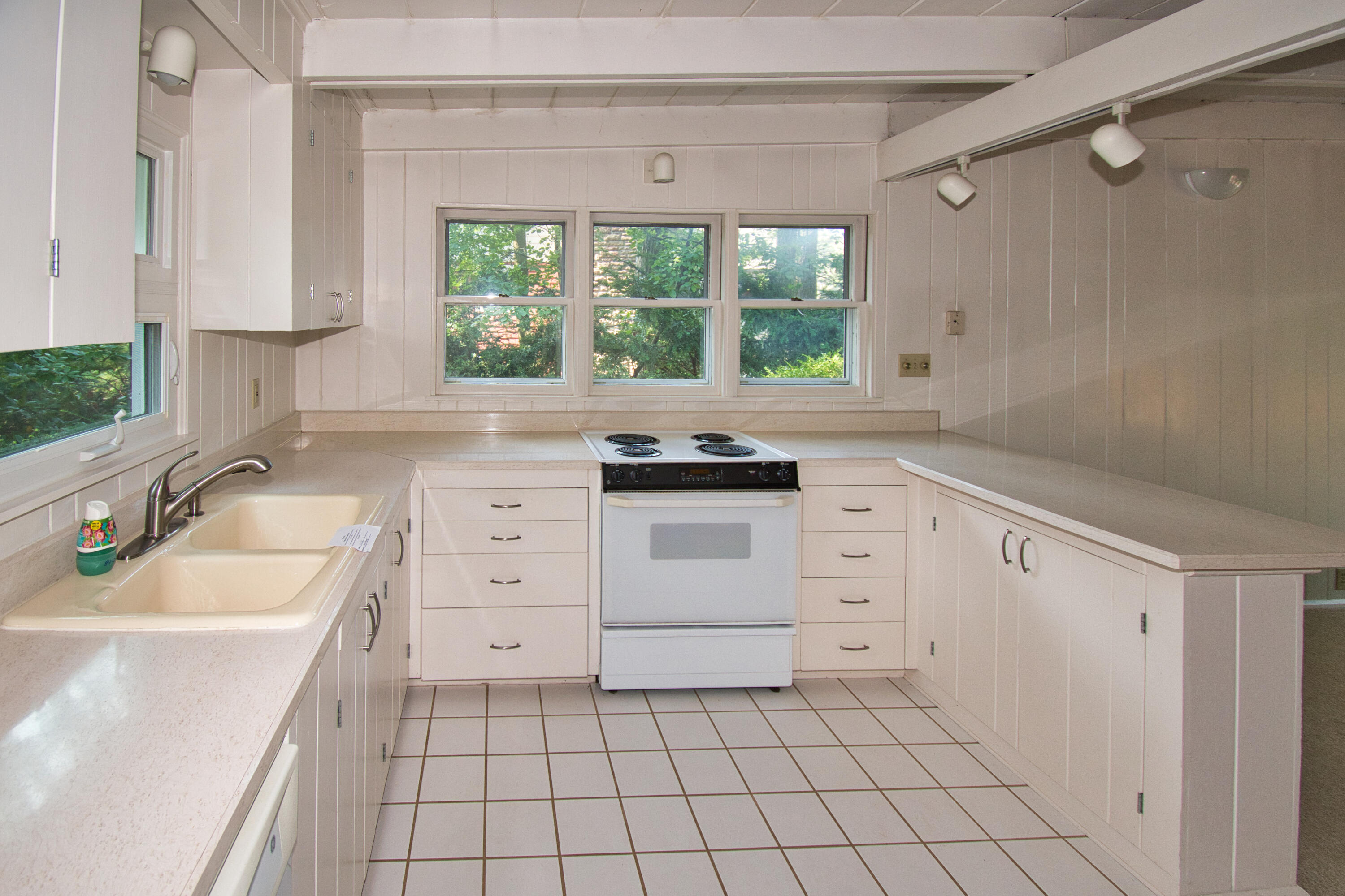 641 Longwood Drive N