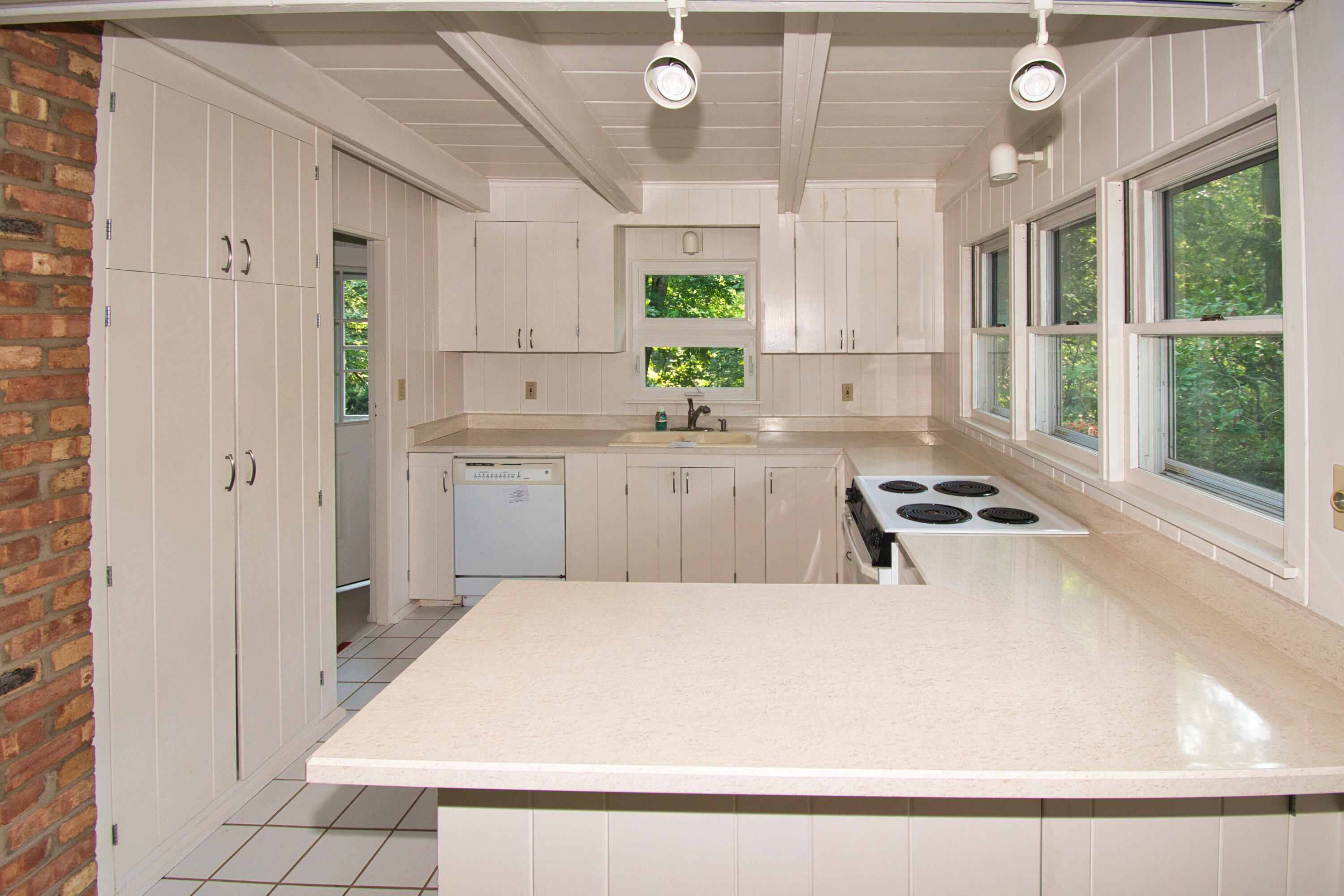 641 Longwood Drive N