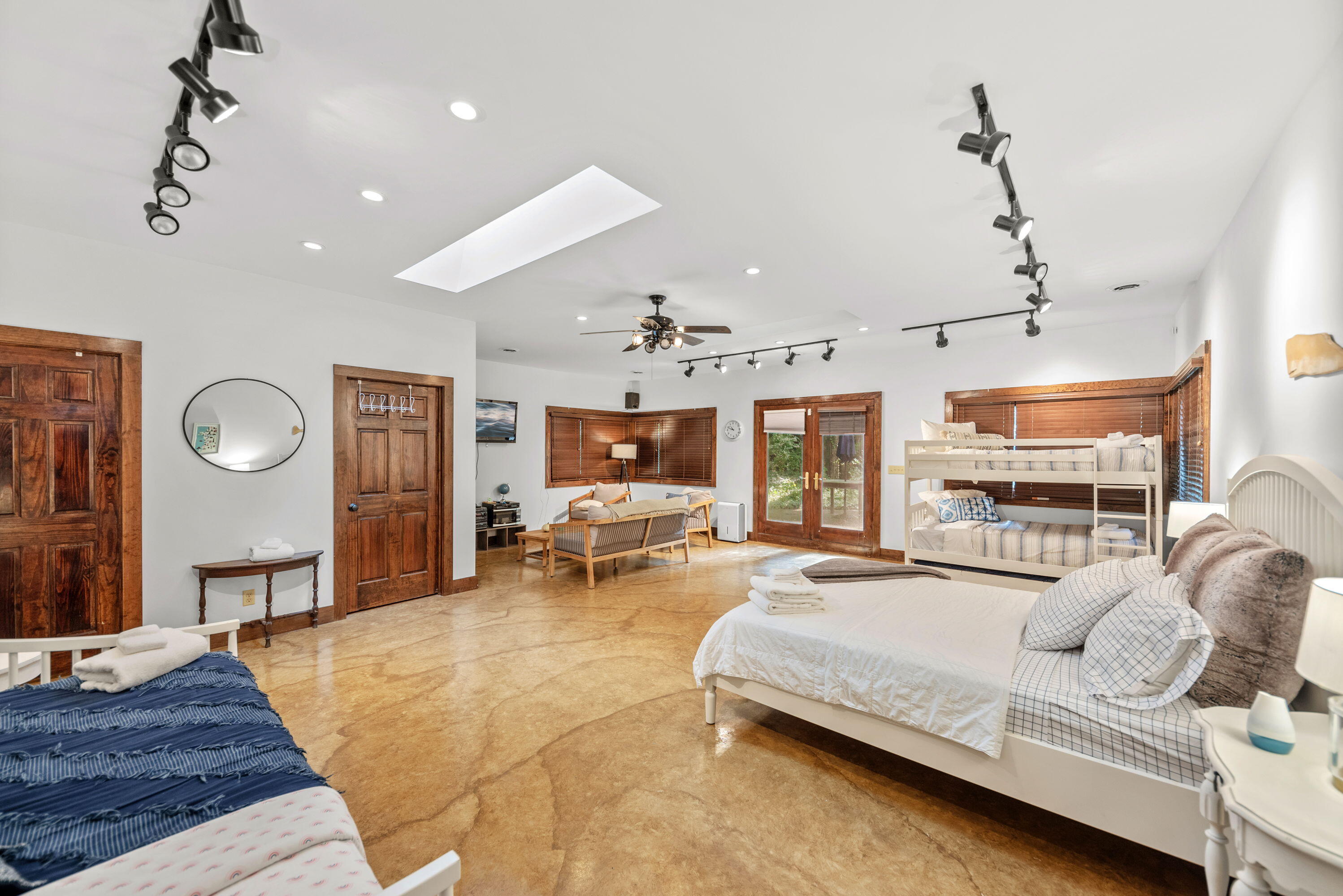 15157 Lakeshore Road
