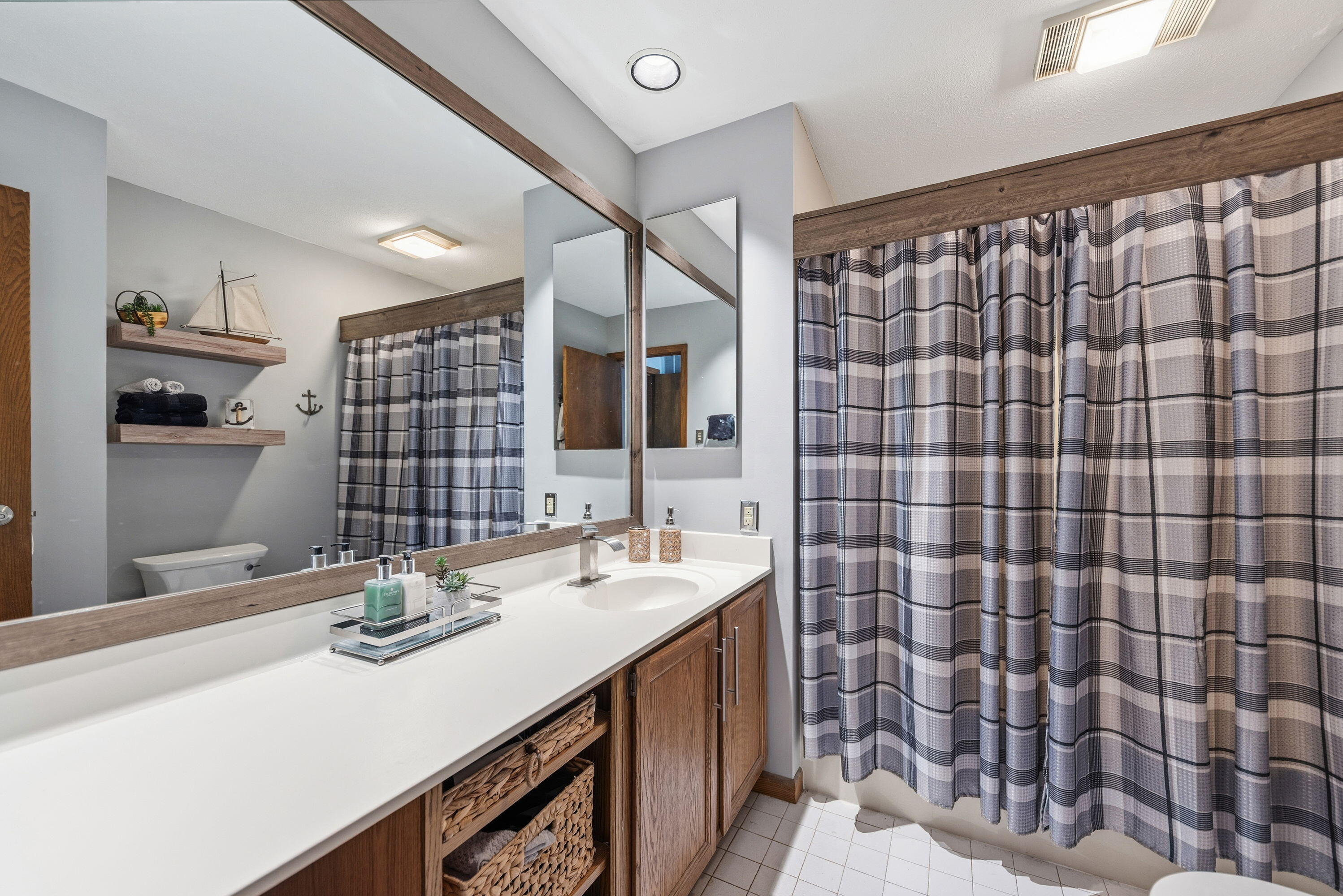 1501 W Water Street 8