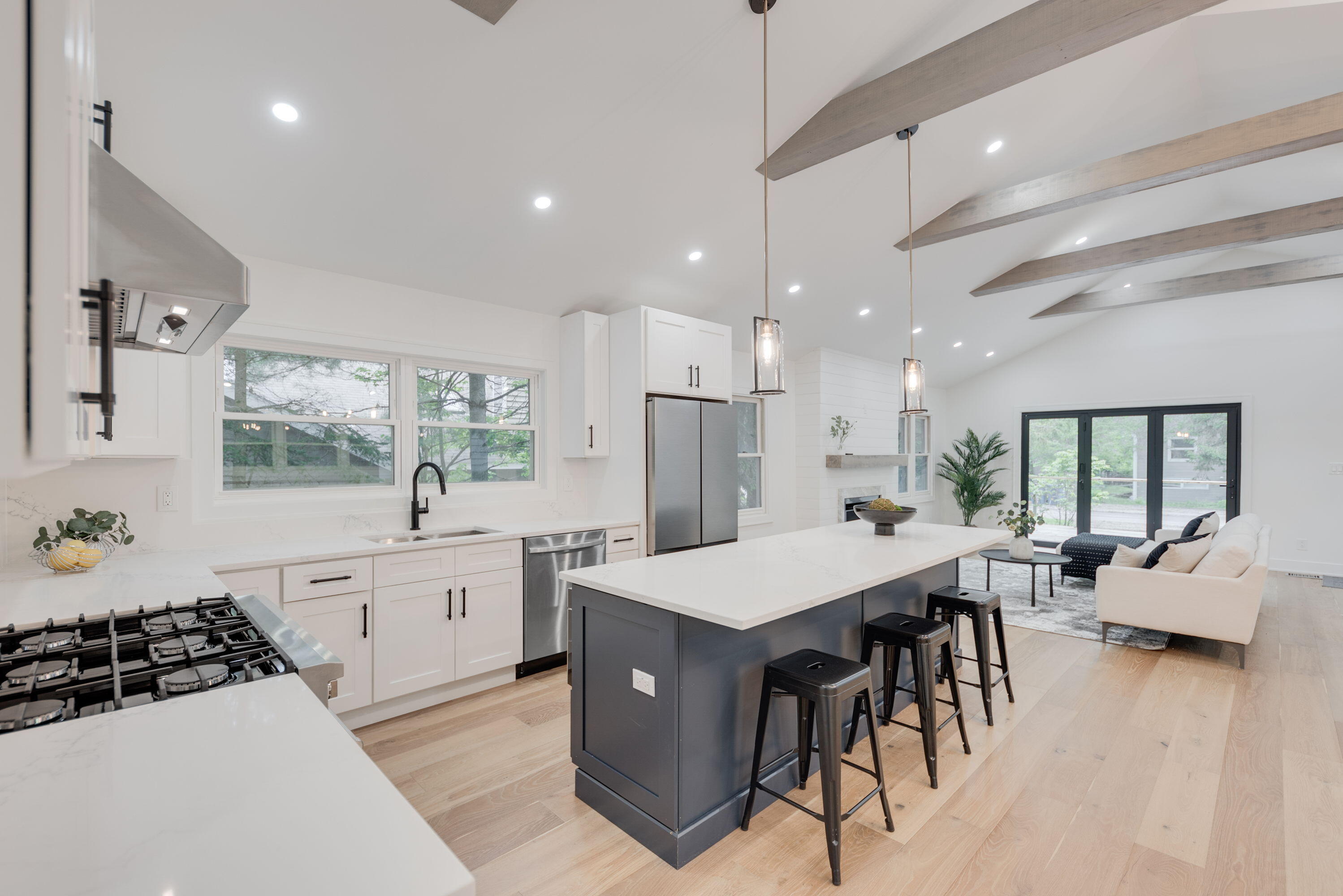 4046 Hillside Trail