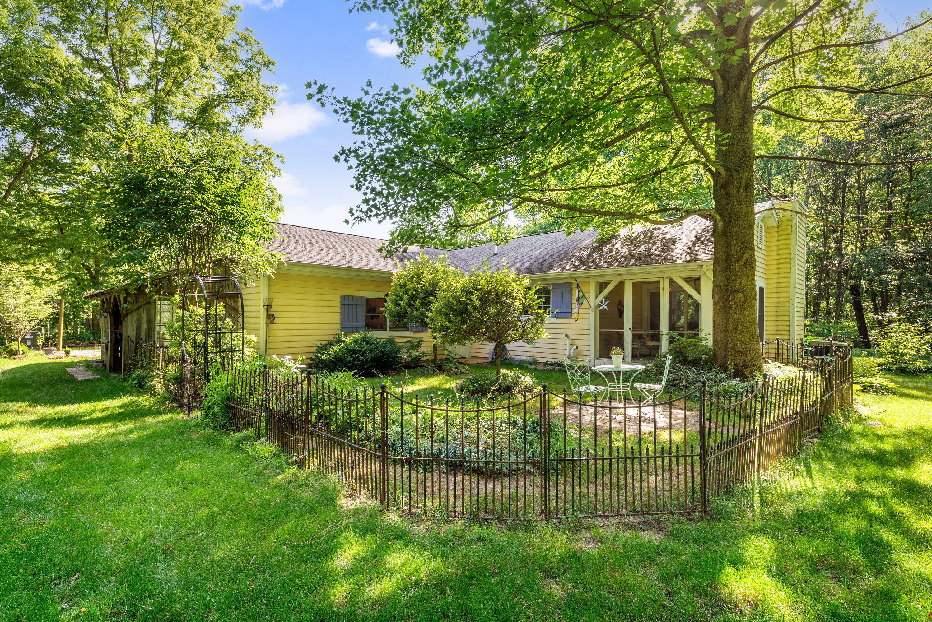 1225 N Goldring Road