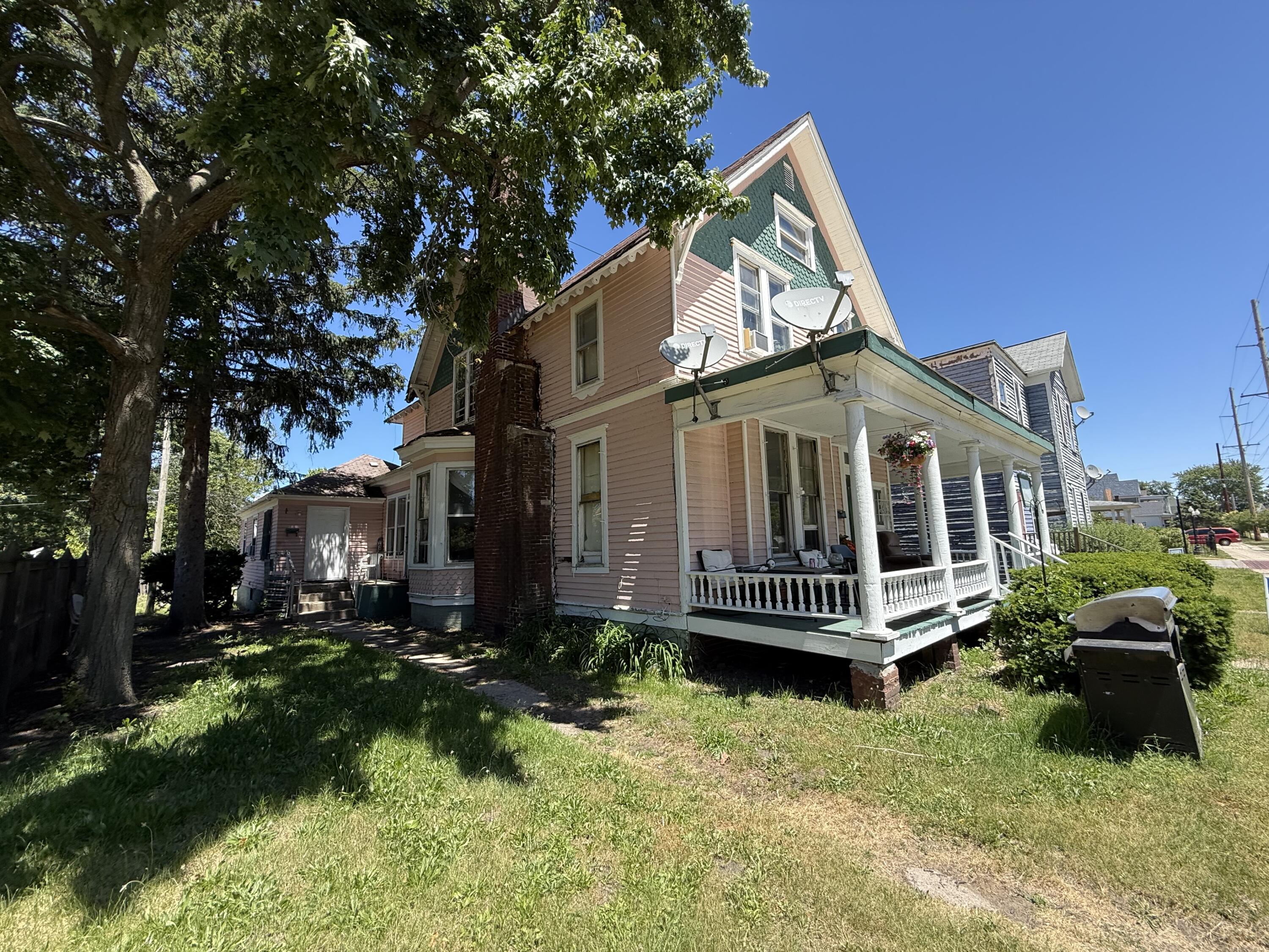 320 E 8th