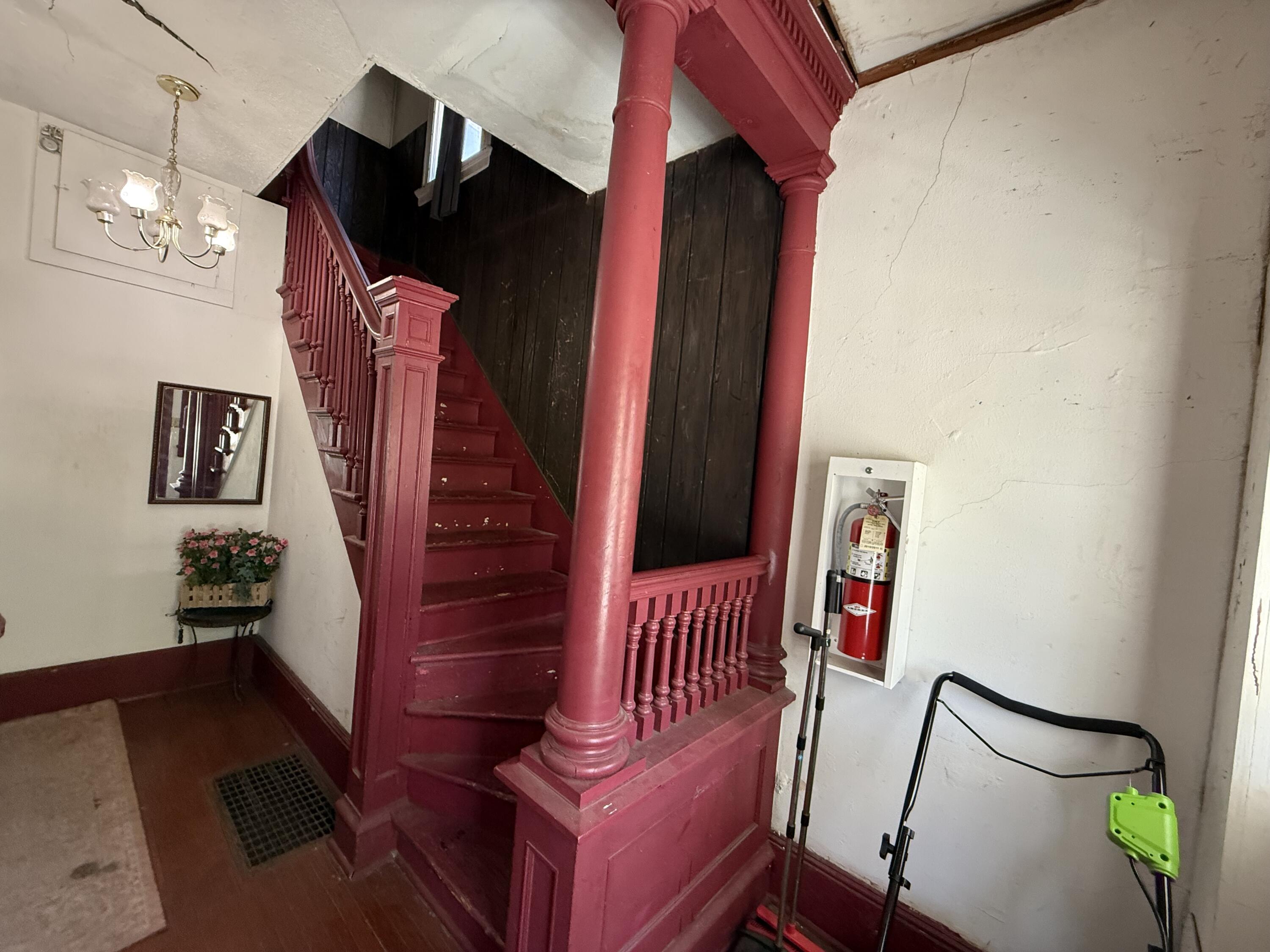 320 E 8th