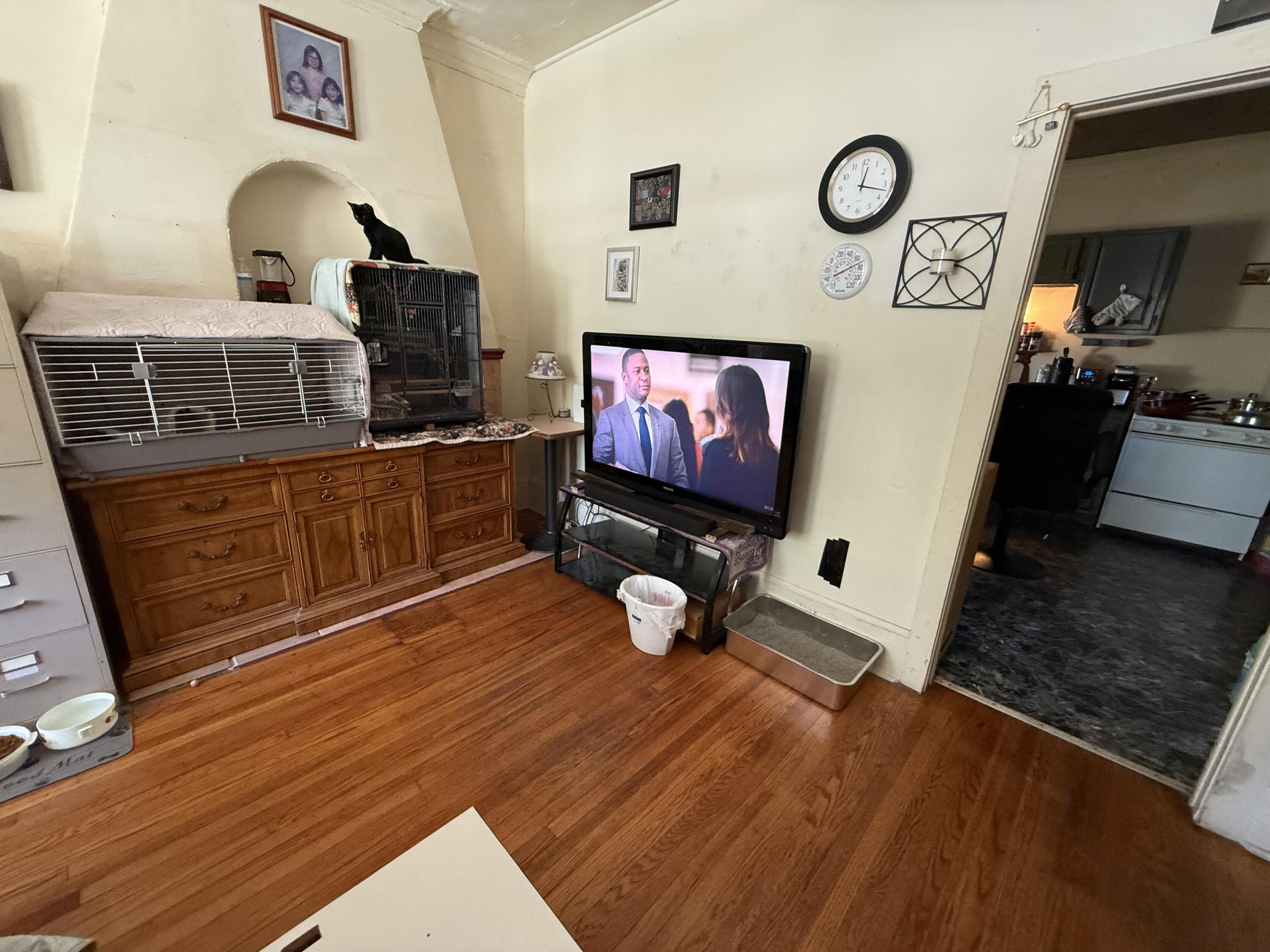 320 E 8th