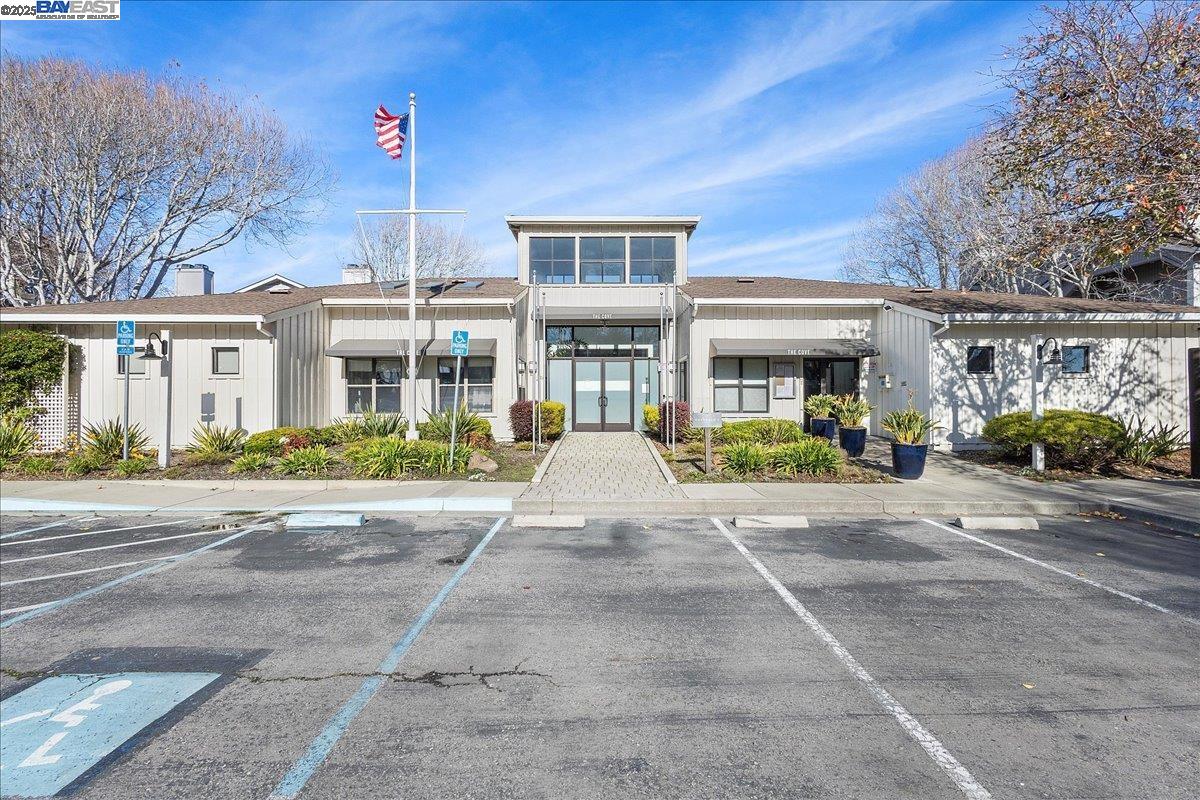 222 Schooner Ct